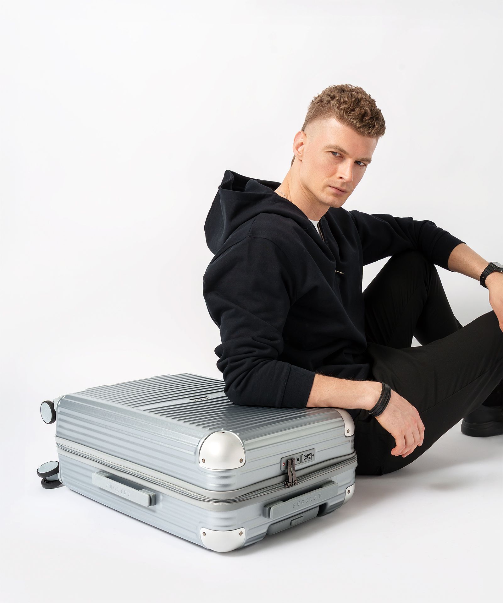 Valiză medie pe roți cu colțuri din aluminiu argintiu